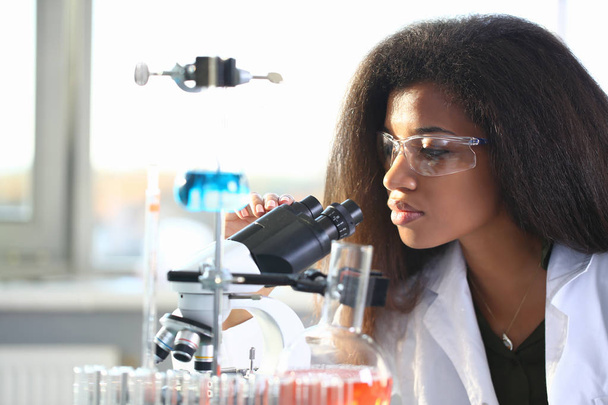Μαύρη γυναίκα επιστήμονας φοιτητής χημικός σε προστατευτικό - Φωτογραφία, εικόνα