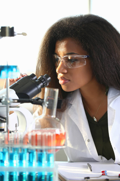 Zwarte vrouw wetenschapper student scheikundige in beschermende - Foto, afbeelding