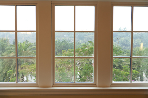 άποψη από μέσα από ένα όμορφο παραδοσιακό παράθυρο - Φωτογραφία, εικόνα