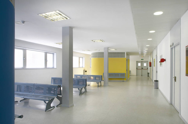 Area d'attesa dell'edificio pubblico. Dettaglio interno dell'ospedale. Nessuno. Orizzonte
 - Foto, immagini