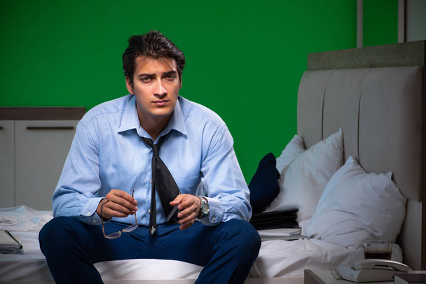 Nuori liikemies stressaantunut makuuhuoneessa yöllä - Valokuva, kuva