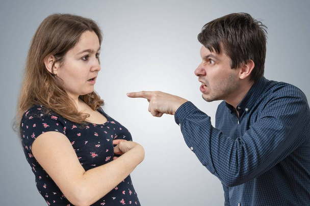Joven celos marido está gritando y culpando a su esposa
. - Foto, Imagen