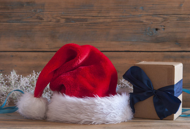 Sombrero de Papá Noel con decoración navideña en mesa de madera
 - Foto, imagen