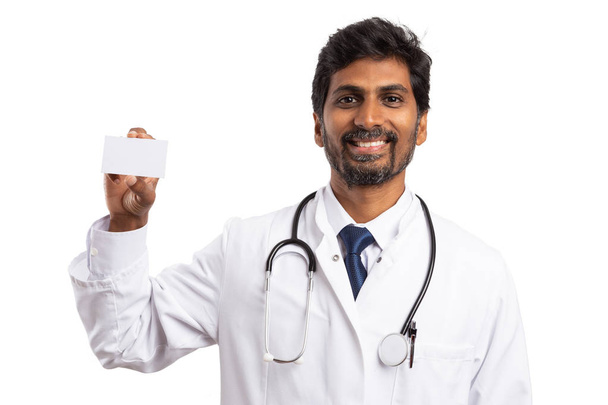 Médico indiano confiável segurando área de texto em branco no cartão como conceito de contato isolado no fundo branco
 - Foto, Imagem