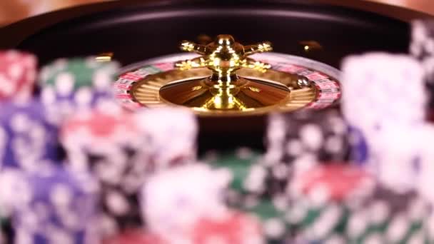 Rulett kerék fut a kaszinóban, póker zseton - Felvétel, videó
