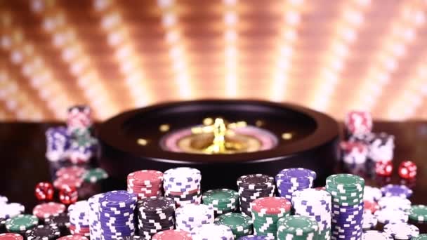 Рулетка колесо работает в казино, фишки для покера - Кадры, видео