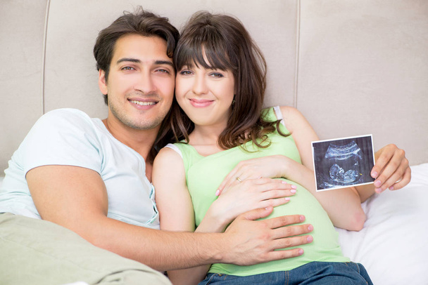 Νεαρή οικογένεια ανακαλύπτουν σχετικά με την εγκυμοσύνη - Φωτογραφία, εικόνα