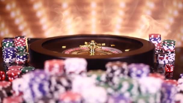 Rueda de ruleta corriendo en un casino, Poker Chips - Metraje, vídeo