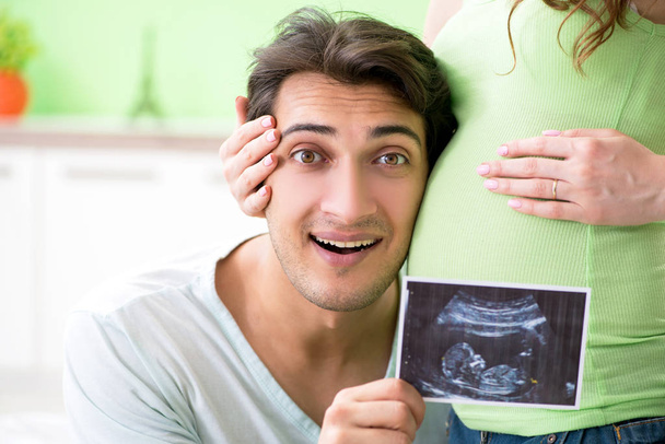 Familia joven averiguando sobre el embarazo
 - Foto, Imagen