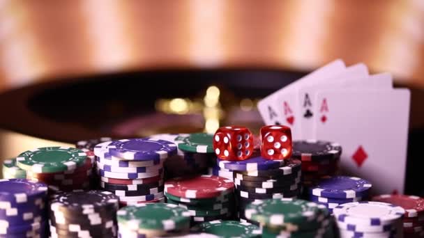Rueda de ruleta corriendo en un casino, Poker Chips - Imágenes, Vídeo