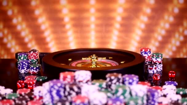 Ruota della roulette in esecuzione in un casinò, Poker Chips - Filmati, video