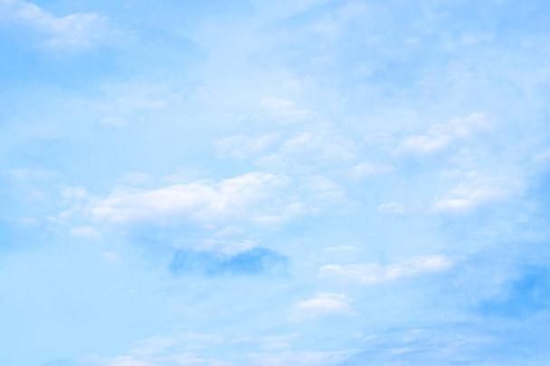blauer Himmel Hintergrund mit winzigen Wolken. weiße, flauschige Wolken am blauen Himmel. - Foto, Bild