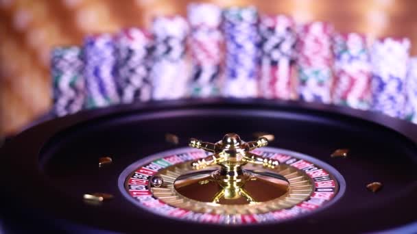 Rueda de ruleta corriendo en un casino, Poker Chips - Imágenes, Vídeo