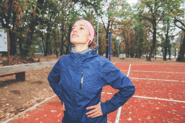Fitness-Frau beim Workout im Park. Sportliches Mädchen übt am Herbstmorgen. - Foto, Bild