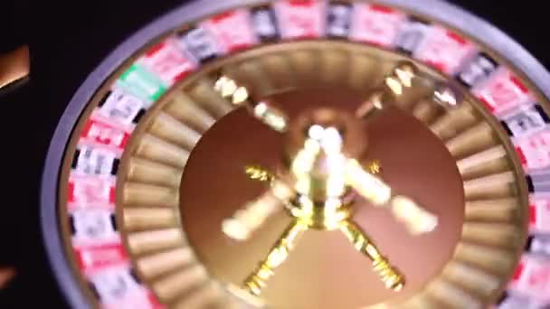Roue de roulette dans un casino, jetons de poker - Séquence, vidéo