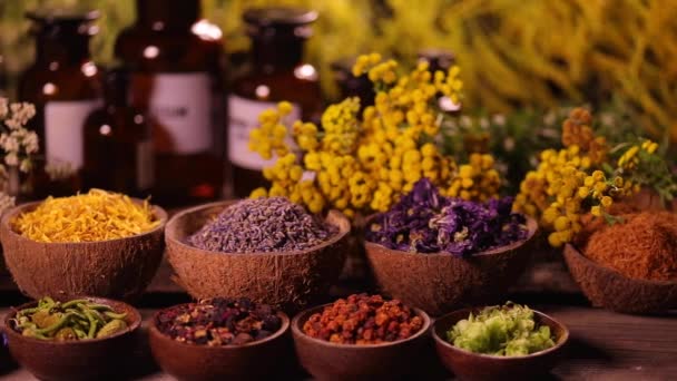 Különböző aromás fűszerek és fűszernövények a konyhaasztalon - Felvétel, videó