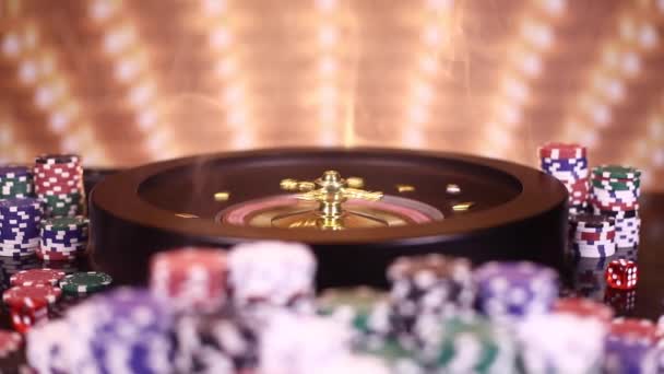 Рулетка колесо работает в казино, фишки для покера - Кадры, видео