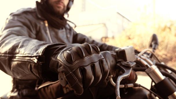 Motorradlenker in Lederhandschuhen am Startgriff startklar - Foto, Bild