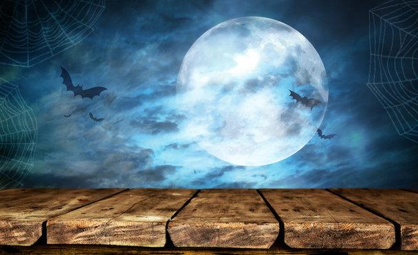 leerer Holztisch mit Halloween-Hintergrund - Foto, Bild