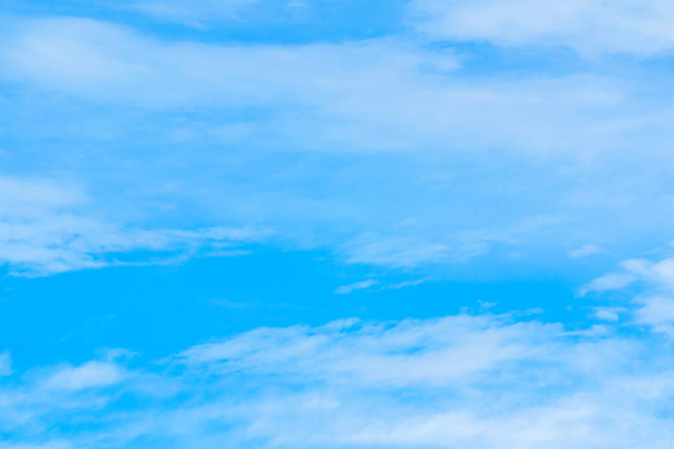  Cielo blu con nuvole bianche nella tarda stagione delle piogge
. - Foto, immagini