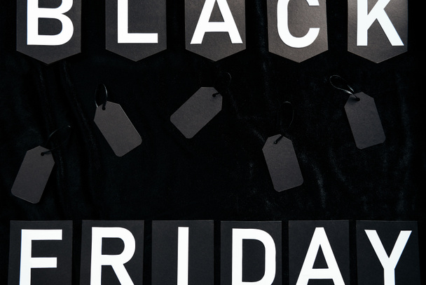 vue du dessus du lettrage noir du vendredi et étiquettes de prix vierges sur fond noir
 - Photo, image