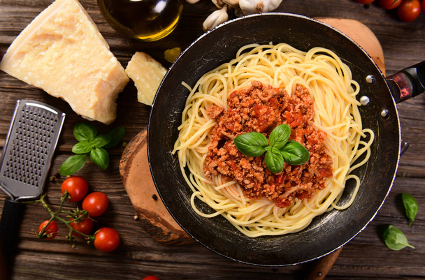 Gustosi spaghetti fatti in casa bolognese, da vicino
  - Foto, immagini