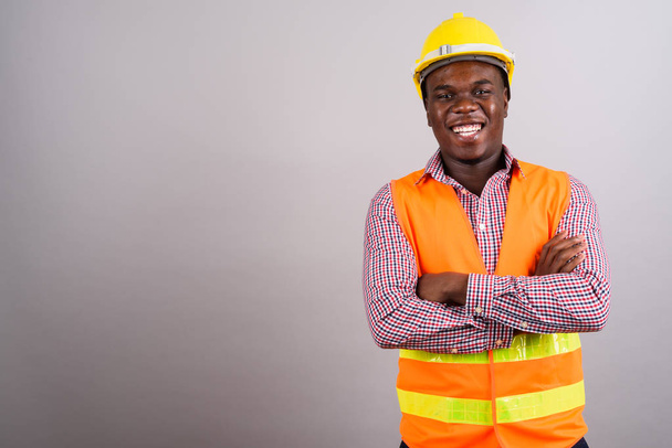 Jeune homme africain travailleur de la construction sur fond blanc - Photo, image