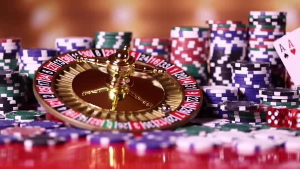 Ruletka koła działa w kasynie, Poker Chips - Materiał filmowy, wideo