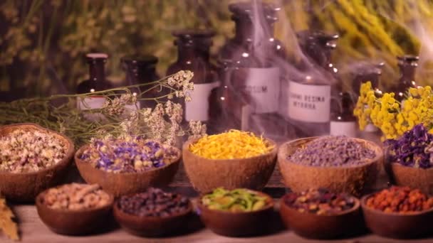 Erilaisia aromaattisia mausteita ja yrttejä keittiön pöydällä - Materiaali, video