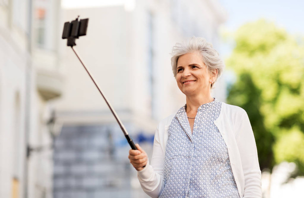 happy senior woman taking selfie on city street - Foto, Bild