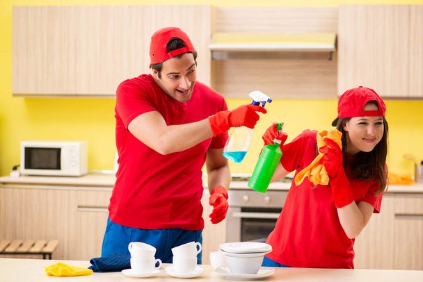 A konyhában dolgozó professzionális vállalkozók takarítása - Fotó, kép