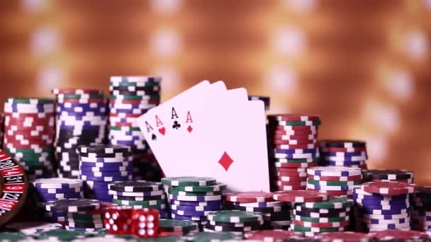 Fichas de poker coloridas e cartas na mesa
 - Filmagem, Vídeo