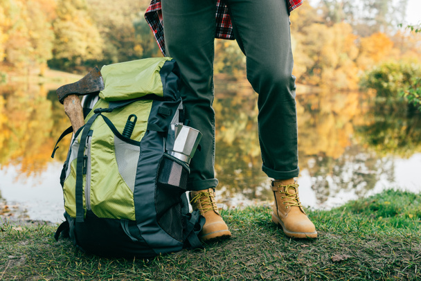 обрезанное изображение ног путешественника с рюкзаком на осеннем фоне
 - Фото, изображение