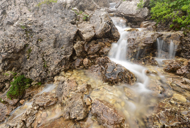 山中にある美しい小さな滝クローズ アップ表示 - 写真・画像