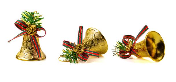 Campana dorada para decoración navideña aislada sobre fondo blanco
. - Foto, imagen