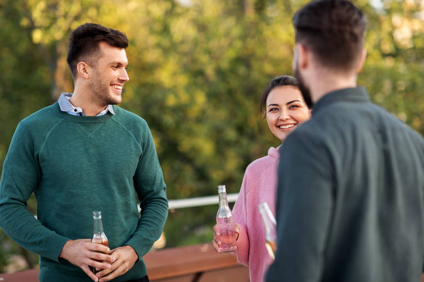 happy friends with drinks at rooftop party - Zdjęcie, obraz