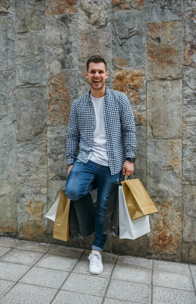 hombre joven con bolsas de compras - Foto, Imagen