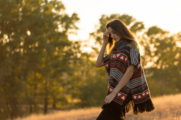 Herbstporträt eines Mädchens im ethnischen Pullover - Foto, Bild