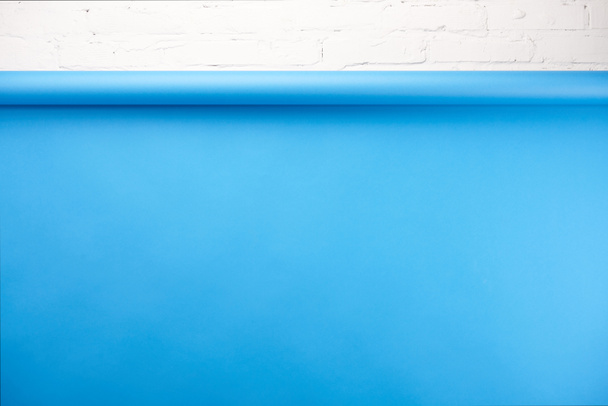 fondo azul brillante y pared de ladrillo blanco
 - Foto, Imagen