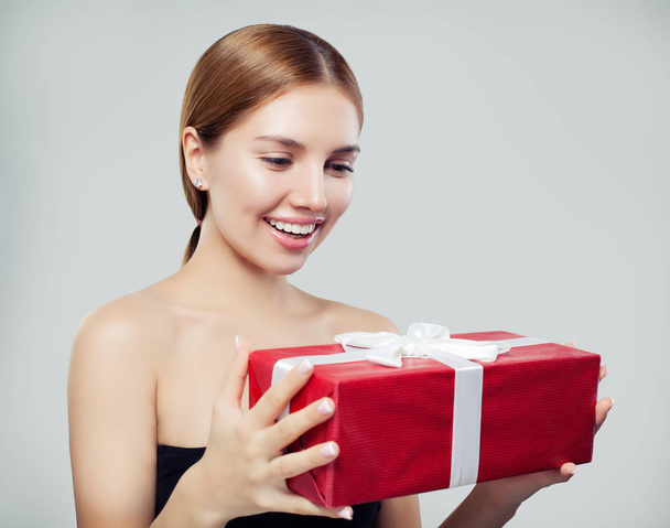 Surprised woman with gift - Fotoğraf, Görsel