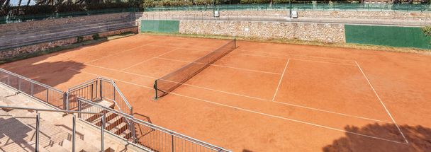 tyhjä tenniskenttä, panoraamanäköala
 - Valokuva, kuva
