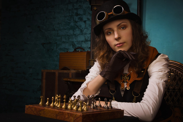Chica punk Steam juega al ajedrez
 - Foto, imagen
