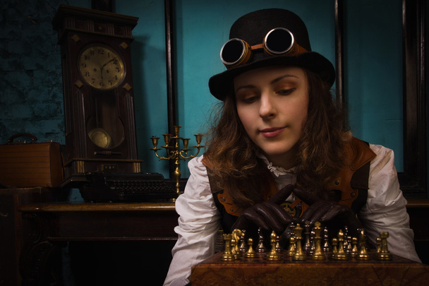 ατμού πανκ κορίτσι παίζει σκάκι - Φωτογραφία, εικόνα