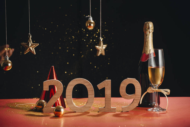 funkelnder Neujahrshintergrund mit Champagnerflasche und Weihnachtsschmuck - Foto, Bild