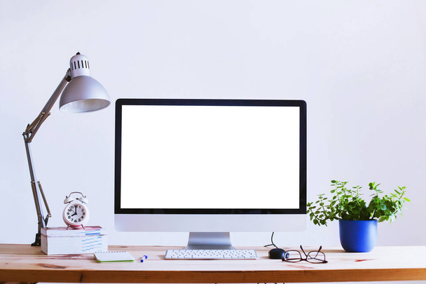 krásné pracoviště, počítač s bílou prázdnou prázdnou obrazovkou, domácí interiér - Fotografie, Obrázek