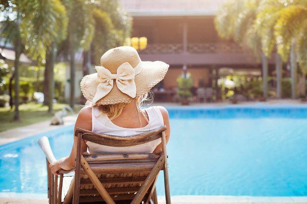 letnie wakacje w luksusowym hotelu, Kobieta relaksujący w pobliżu pięknego basenu - Zdjęcie, obraz