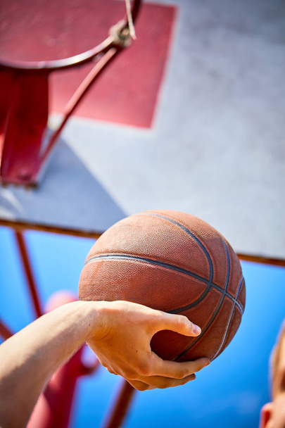 Nahaufnahme eines Mannes mit Basketball in der Hand - Foto, Bild