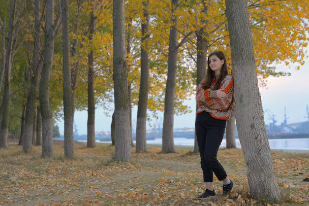Portret dziewczyny Nastolatka w lesie jesienią - Zdjęcie, obraz