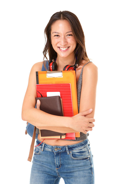 Porträt einer lächelnden asiatischen Studentin mit Büchern vor isoliertem weißen Hintergrund - Foto, Bild