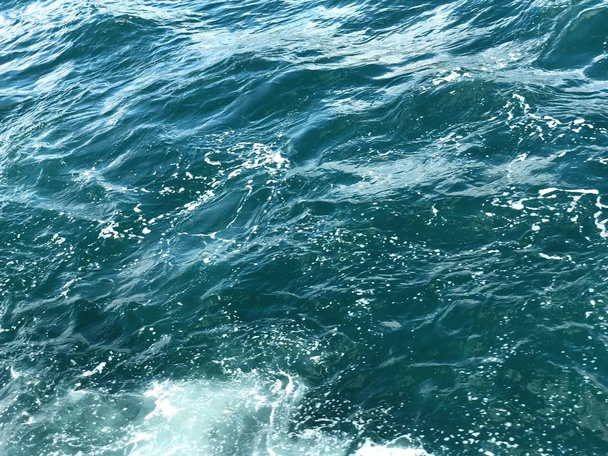 Agua impresionante. Agua y espuma. Ondas silenciosas y reflejos de espuma únicos. El mar o el océano son los mismos sentimientos
. - Foto, Imagen